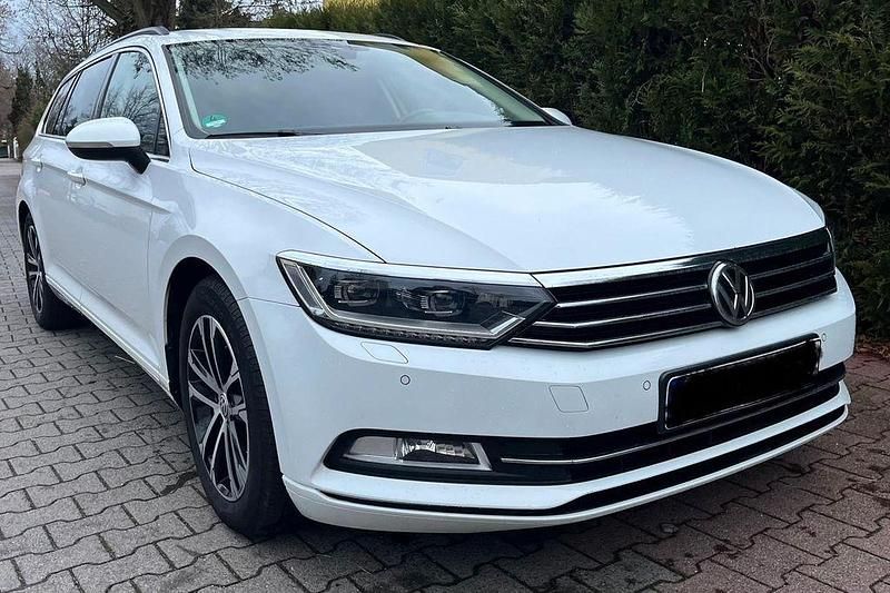 Weiß Gebraucht 2018 VW Passat Comfortline Kombi | 13.900 € (Teuer) - Bild 1/4