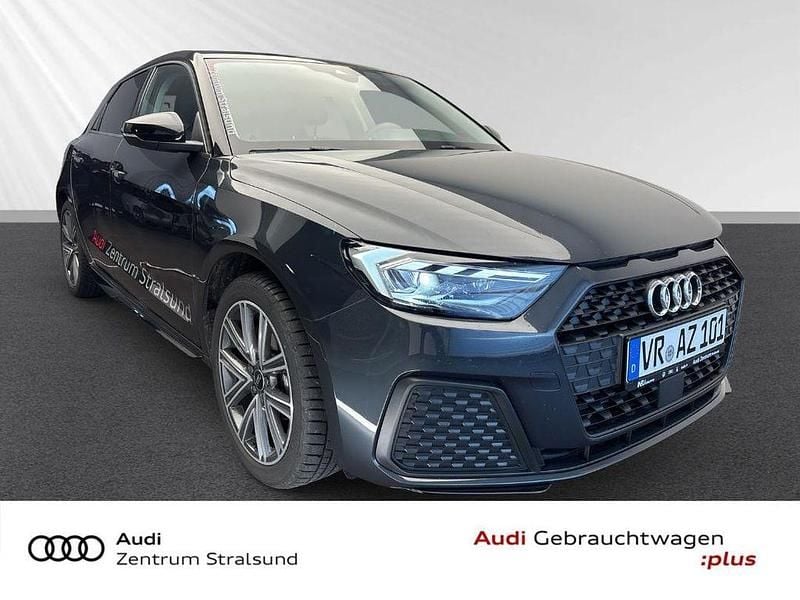 Manhattangrau metallic Gebraucht 2025 Audi A1 Sportback Sport Kleinwagen | 29.430 € (Teuer) - Bild 1/4