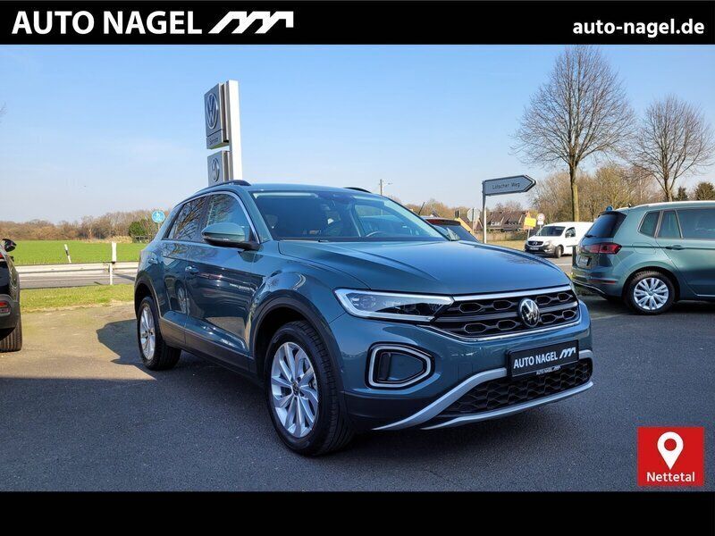 Blau Gebraucht 2024 VW T-Roc Life SUV | 21.995 € (Guter Preis) - Bild 1/4