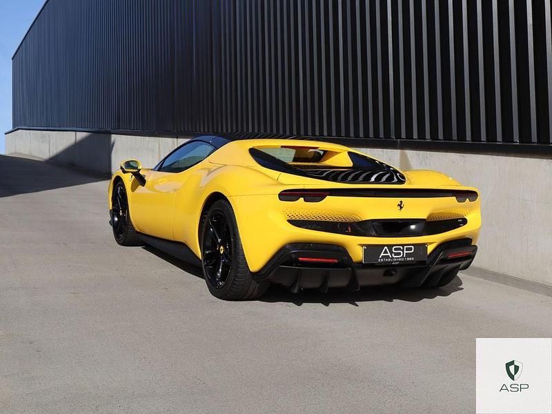Gebraucht Ferrari 296 828 PS (608 kW) 2024 Gelb Cabrio