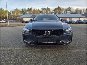Neu Volvo V60 Plus 455 PS (334 kW) 2025 Blau (denim blue metallic) Kombi