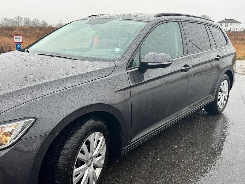 Gebraucht VW Passat 150 PS (110 kW) 2019 Grau Kombi