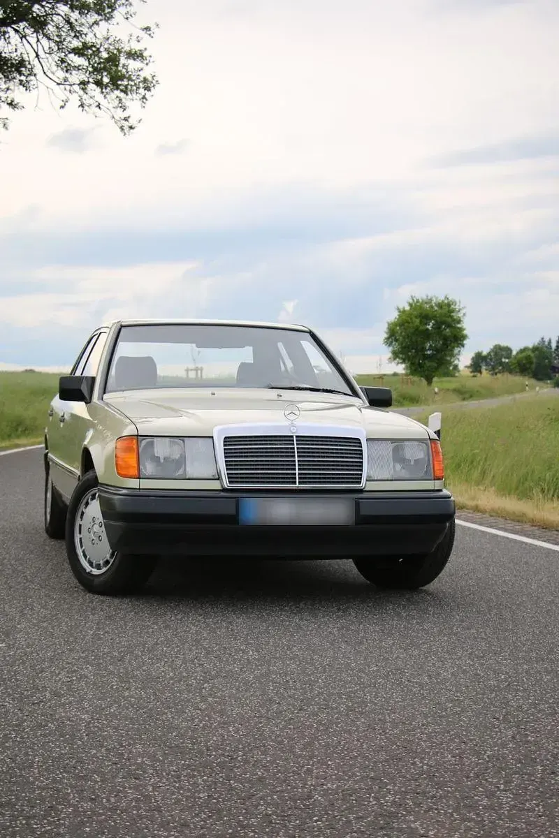 Gebraucht Mercedes 300 188 PS (138 kW) 1986 Silber Limousine