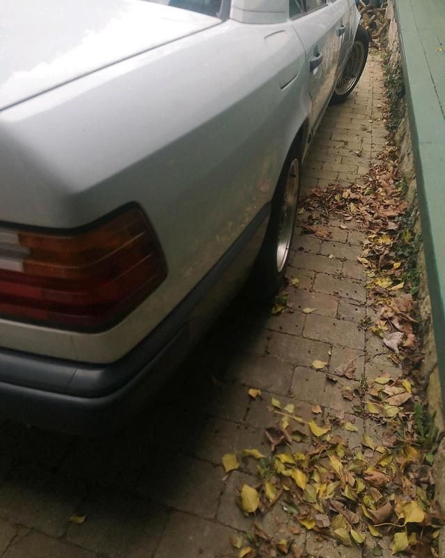 Gebraucht Mercedes E230 132 PS (97 kW) 1986 Andere farben Limousine