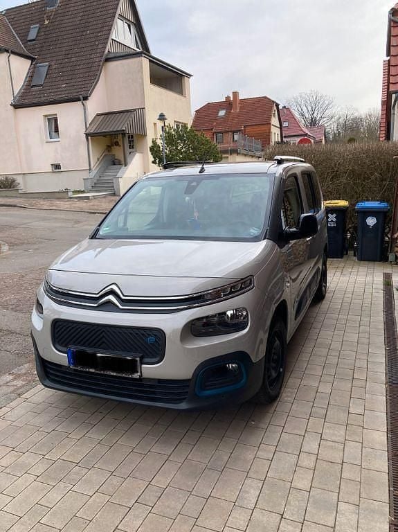 Grau Gebraucht 2022 Citroën e-Berlingo Shine Van / Kleinbus | 22.500 € (Fairer Preis) - Bild 1/4