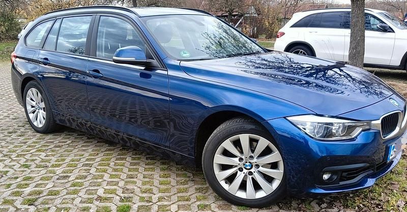 Blau Gebraucht 2018 BMW 318 Kombi | 18.900 € (Fairer Preis) - Bild 1/4