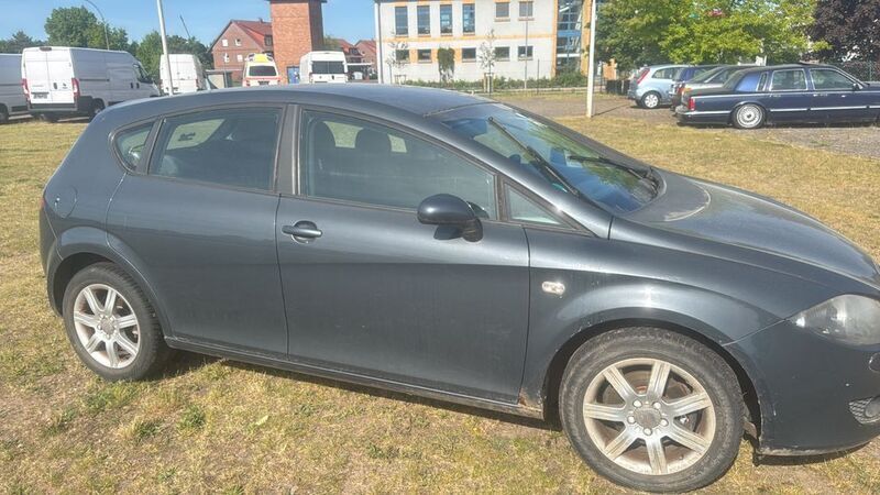 Grau Gebraucht 2006 Seat Leon Reference Limousine | 750 € (Superpreis) - Bild 1/4