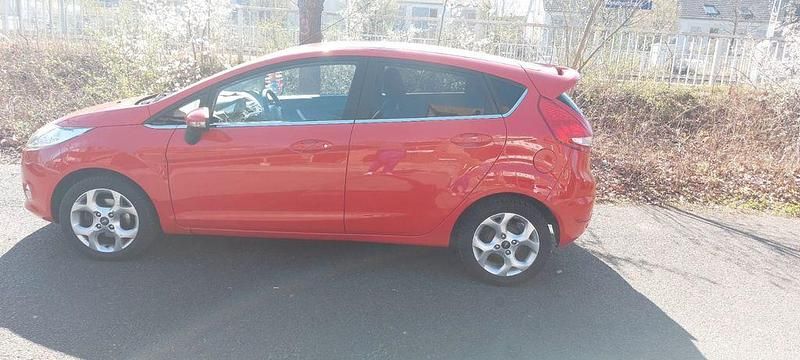 Gebraucht Ford Fiesta Titanium 82 PS (60 kW) 2010 Rot Kleinwagen