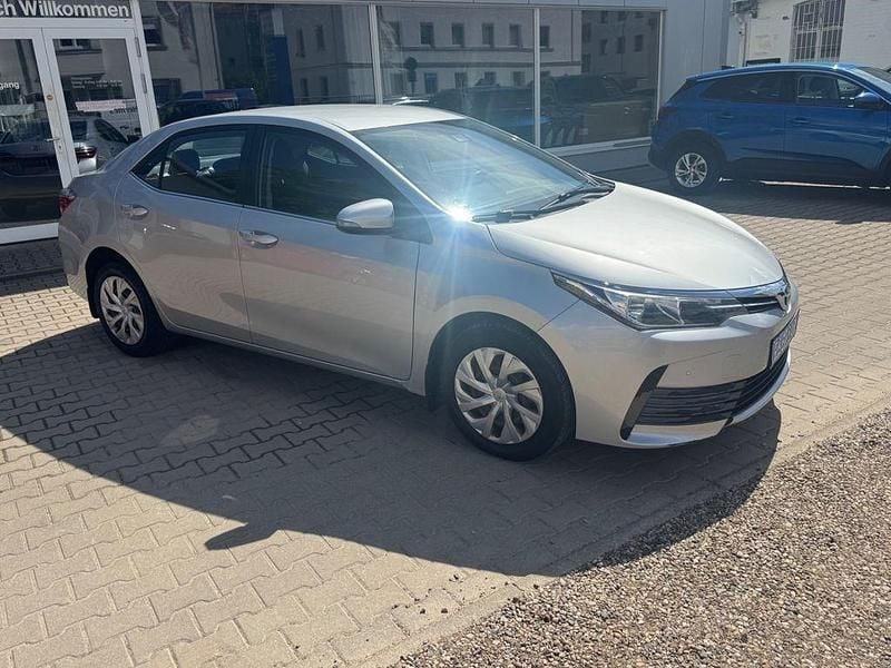 Gebraucht Toyota Corolla Cool 99 PS (72 kW) 2017 Silber Limousine