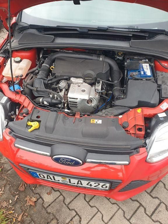 Używany Ford Focus Ambiente 101 KM (74 kW) 2014 Czerwony Sedan/Limuzyna