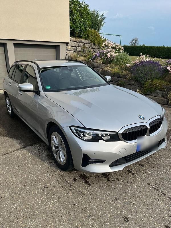 Silber Gebraucht 2021 BMW 320 Kombi | 19.990 € (Superpreis) - Bild 1/4