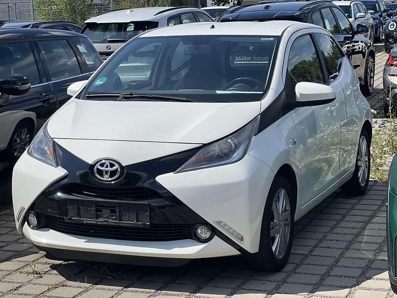 Weiß Gebraucht 2017 Toyota Aygo X-play Kleinwagen | 7.999 € (Fairer Preis) - Bild 1/4