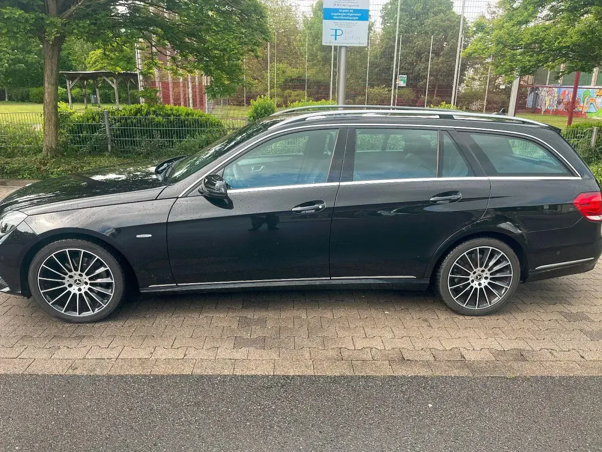 Gebraucht Mercedes E220 Avantgarde 170 PS (125 kW) 2013 Schwarz Limousine