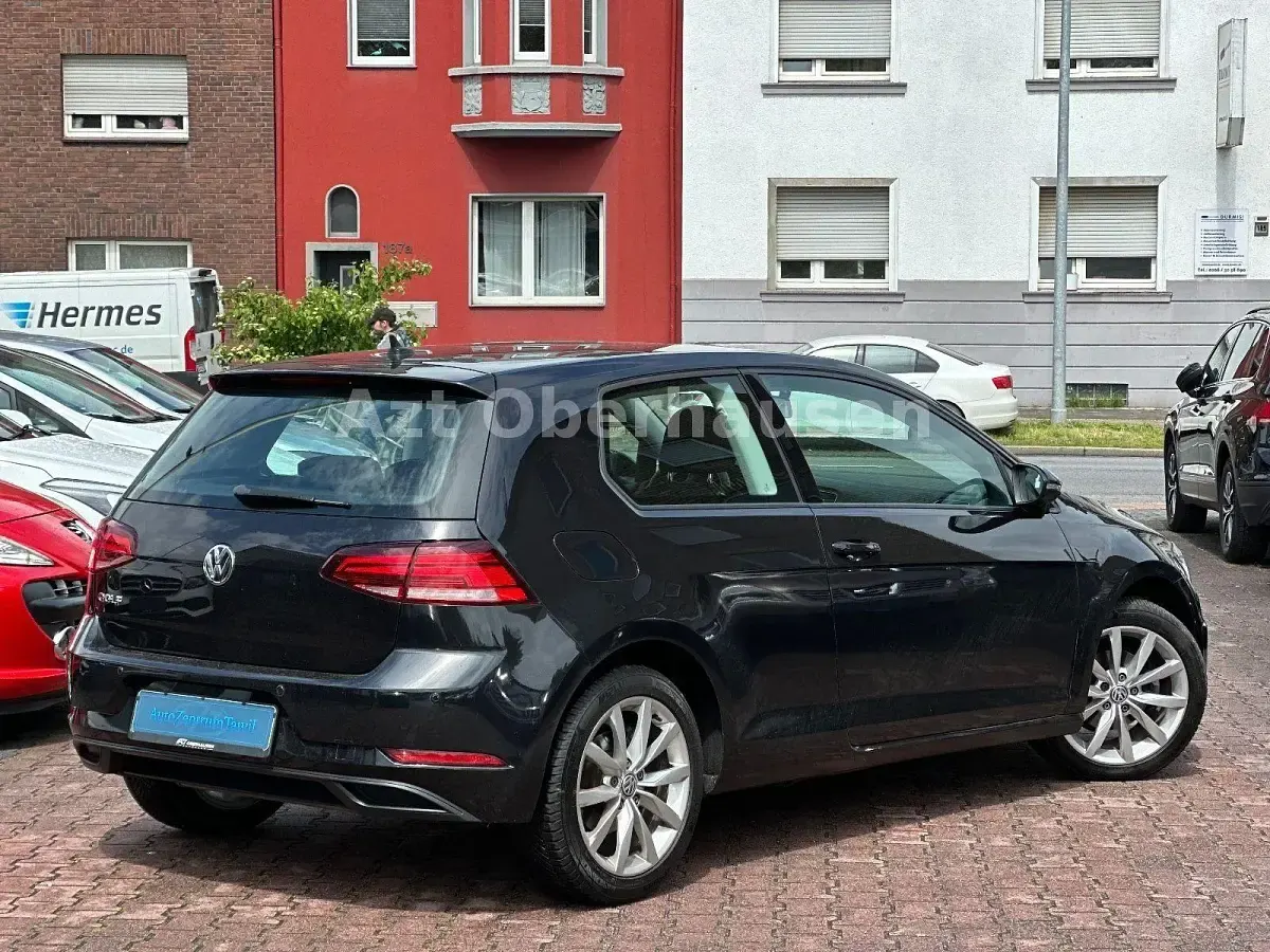 Gebraucht VW Golf VII Trendline 110 PS (80 kW) 2018 Deep black Limousine