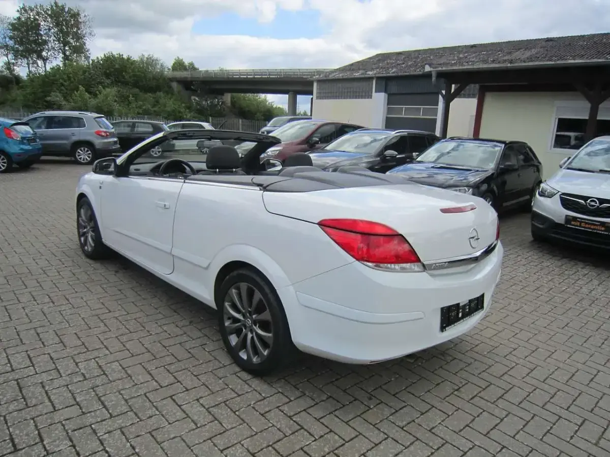Gebraucht Opel Astra Cabriolet Edition 140 PS (102 kW) 2010 Olympic white Cabrio