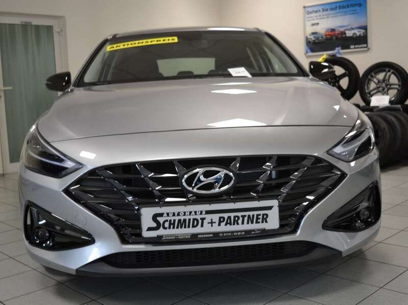 Shimmering silvermetallic Gebraucht 2023 Hyundai i30 Limousine | 19.990 € (Fairer Preis) - Bild 1/4
