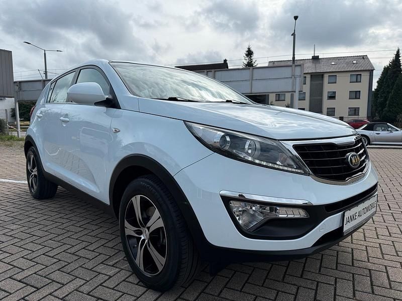 Weiß Gebraucht 2015 Kia Sportage Attract SUV | 12.999 € (Fairer Preis) - Bild 1/4
