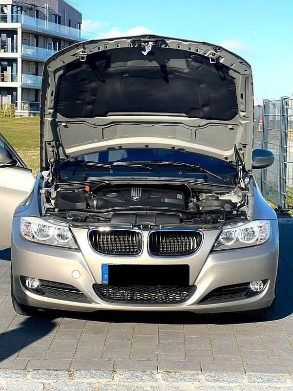 Gebraucht BMW 320 177 PS (130 kW) 2010 Gold Limousine