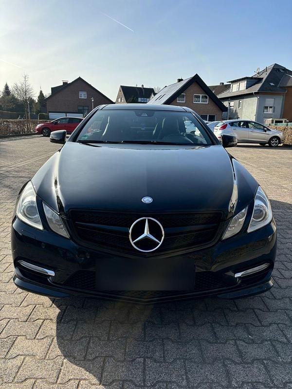 Gebraucht Mercedes E500 Elegance 408 PS (300 kW) 2011 Schwarz Coupé