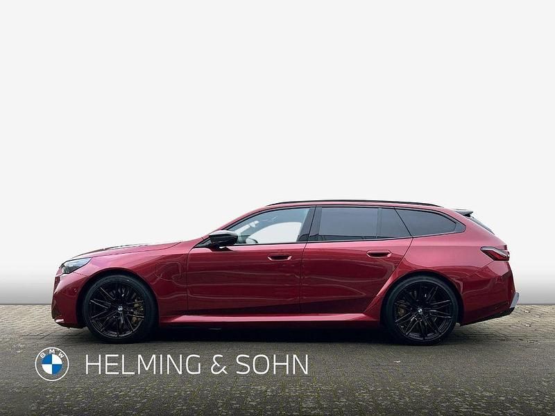Ny BMW M5 Shadowline 727 HK (534 kW) 2025 Rød Stationcar
