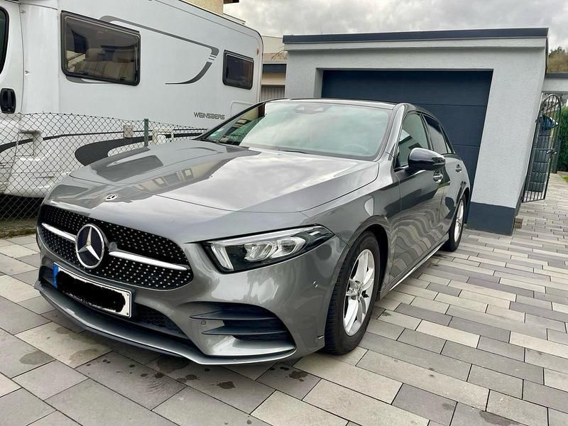 Grau Gebraucht 2019 Mercedes A200 AMG line Kleinwagen | 25.000 € (Etwas zu teuer) - Bild 1/4