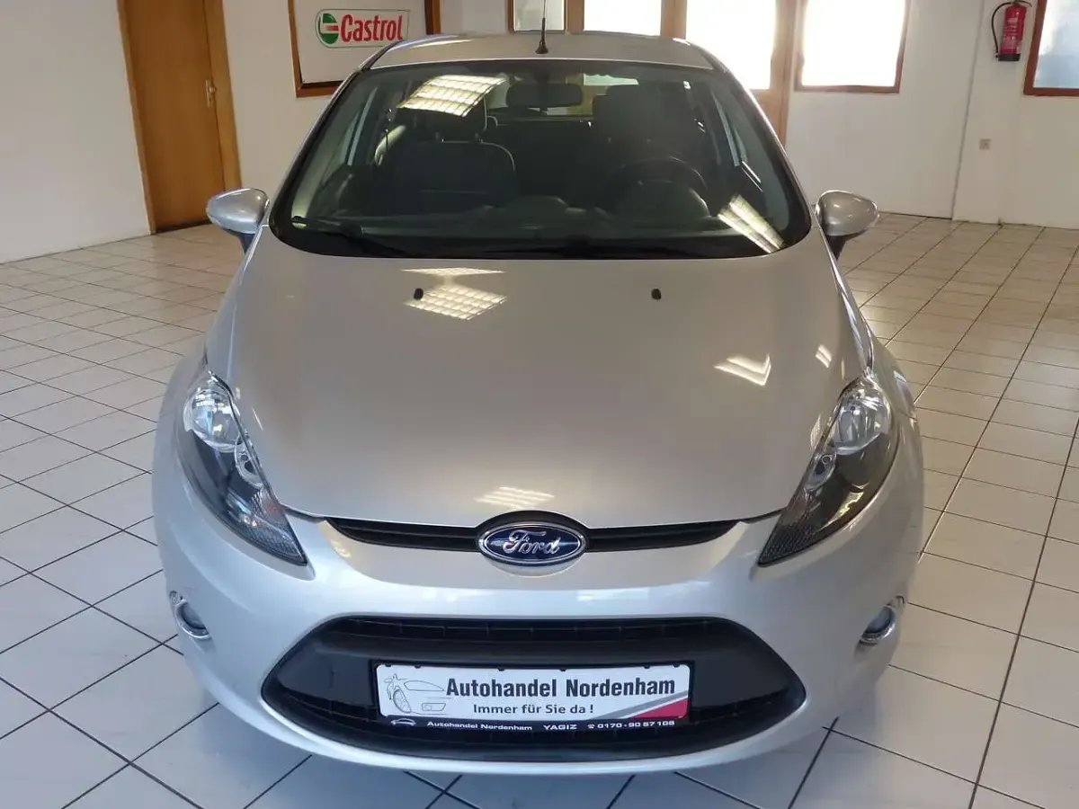 Gebraucht Ford Fiesta Champions Edition 115 PS (84 kW) 2012 Polarsilber Kleinwagen