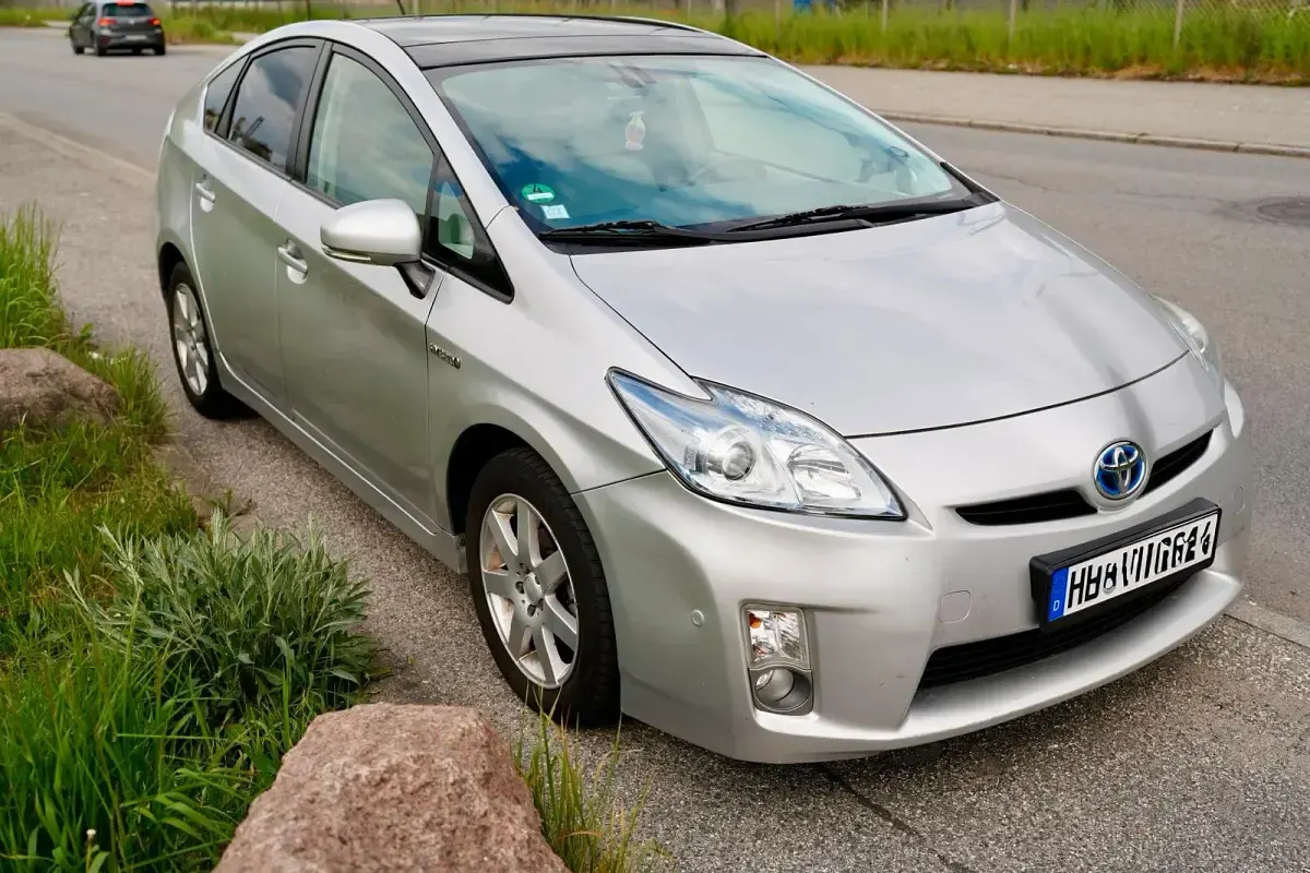 Gebraucht Toyota Prius Life 99 PS (72 kW) 2011 Silber Limousine