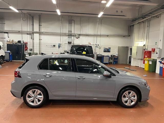 Gebraucht VW Golf VIII Life 116 PS (85 kW) 2025 Mondsteingrau Limousine
