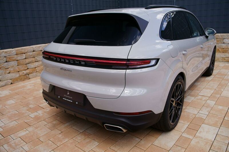 Grau Gebraucht 2024 Porsche Cayenne SUV | 92.890 € - Bild 1/4