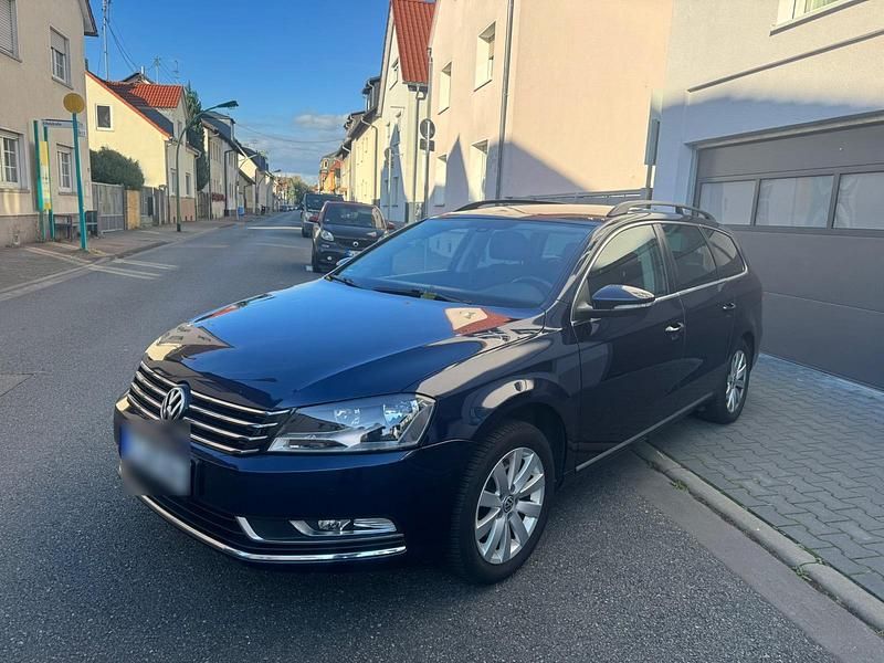 Blau Gebraucht 2013 VW Passat Exclusive Kombi | 5.800 € (Superpreis) - Bild 1/4