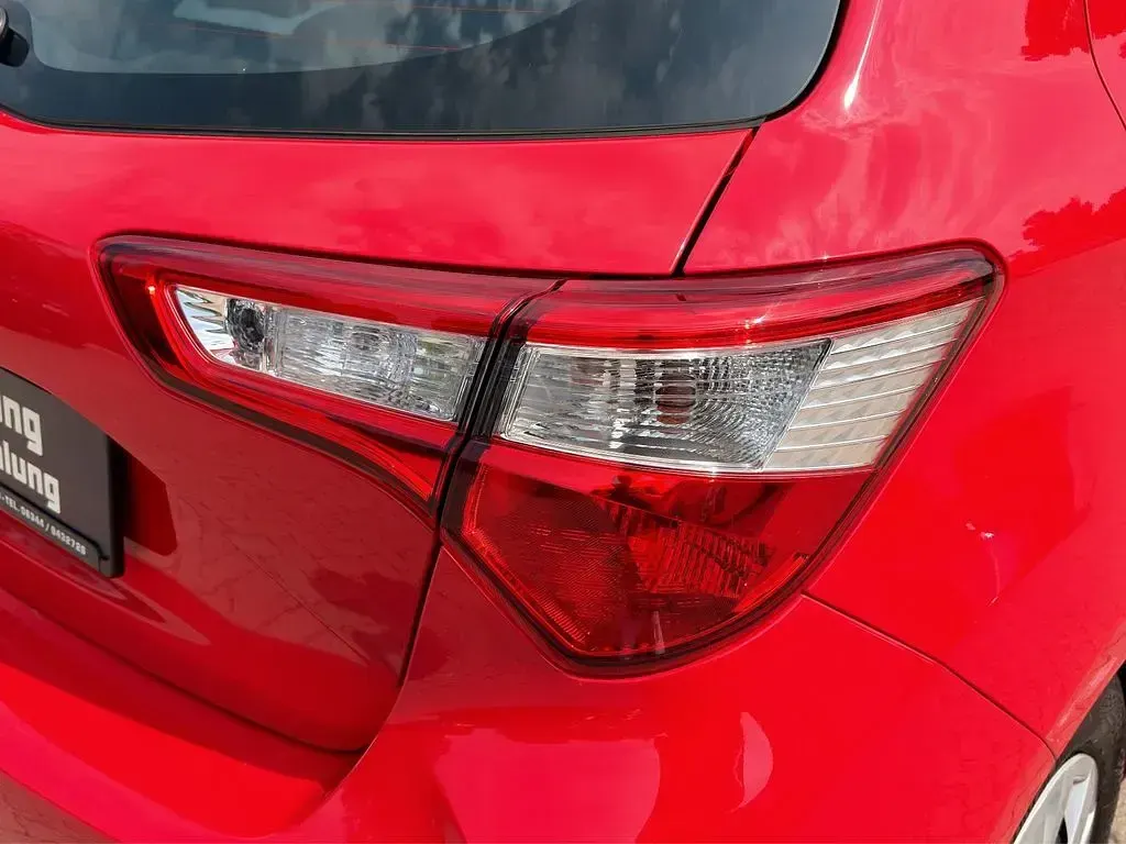 Gebraucht Toyota Yaris 69 PS (50 kW) 2019 Rot Limousine