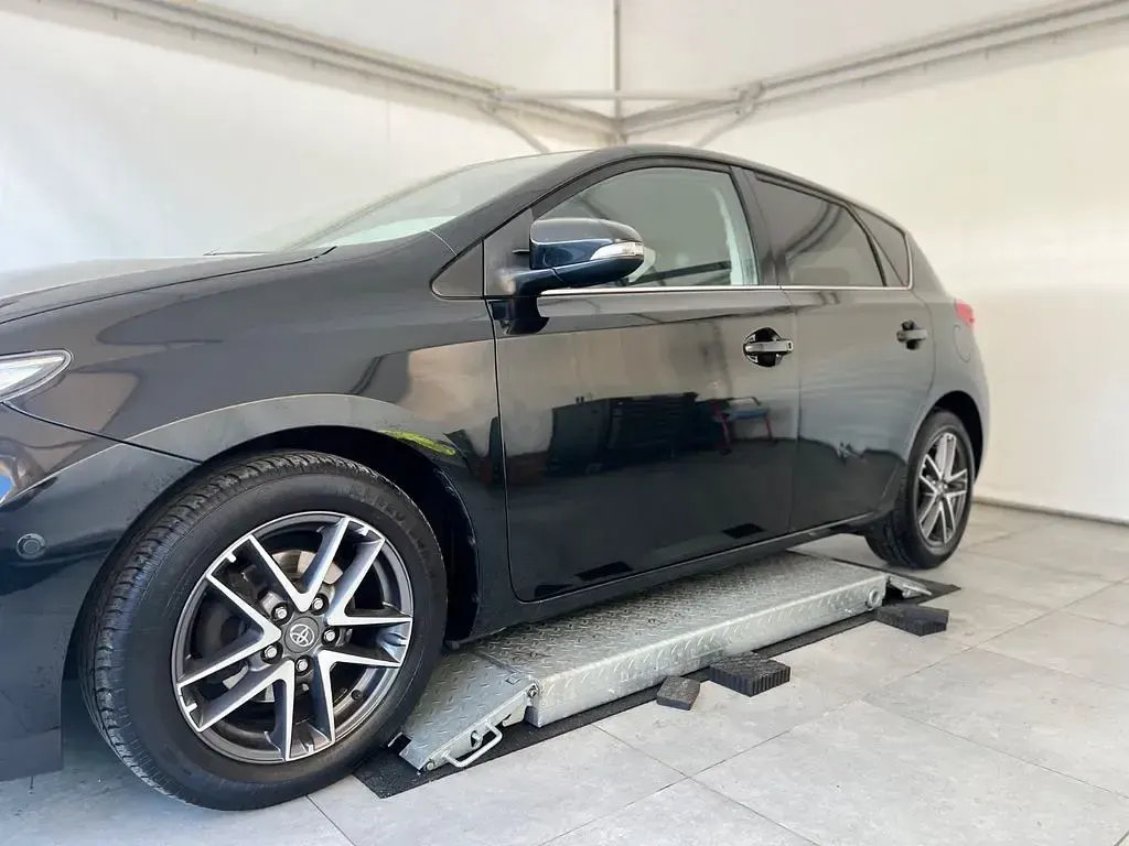 Gebraucht Toyota Auris Edition 90 PS (66 kW) 2015 Schwarz Limousine