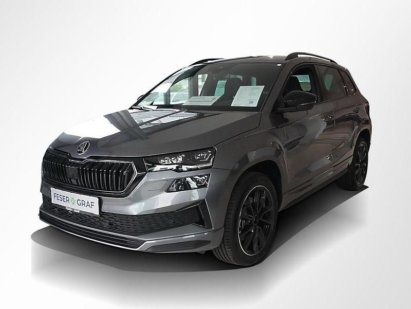 Graphitegrau Neu 2025 Skoda Karoq SportLine SUV | 36.440 € (Fairer Preis) - Bild 1/4