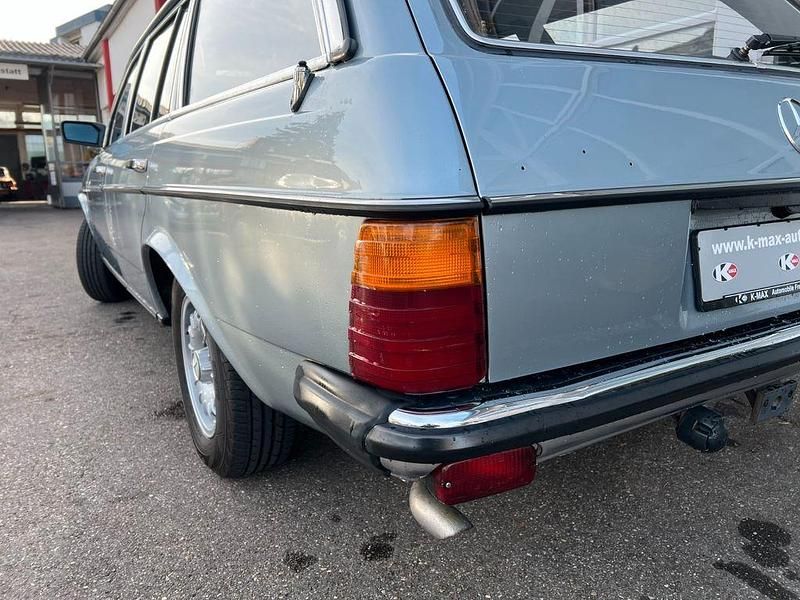 Gebraucht Mercedes E230 136 PS (100 kW) 1983 Blau Limousine