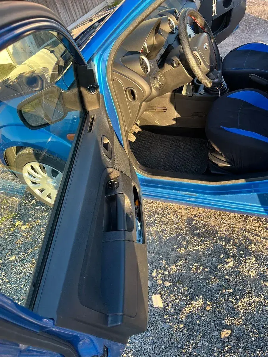 Gebraucht Ford Fiesta Ambiente 101 PS (74 kW) 2005 Blau Kleinwagen