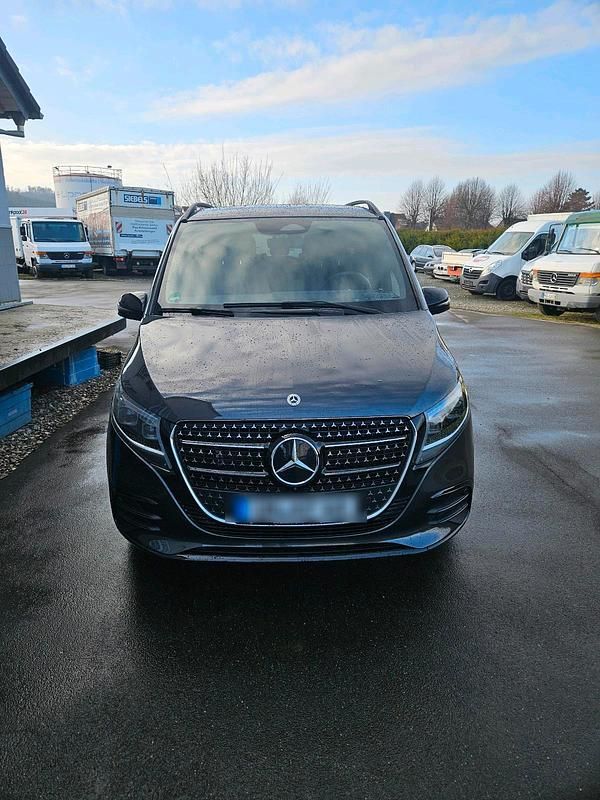 Schwarz Gebraucht 2024 Mercedes V300 AMG Van / Kleinbus | 79.000 € (Fairer Preis) - Bild 1/4