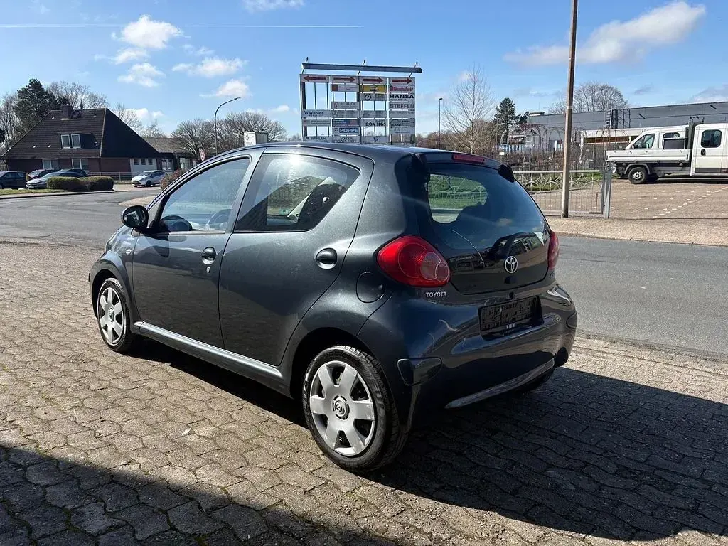 Używany Toyota Aygo 68 KM (50 kW) 2005 Szary Hatchback