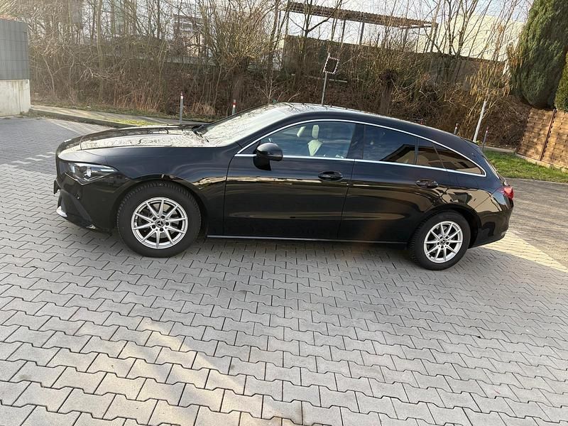 Gebraucht Mercedes CLA180 Shooting Brake 116 PS (85 kW) 2022 Schwarz Kombi