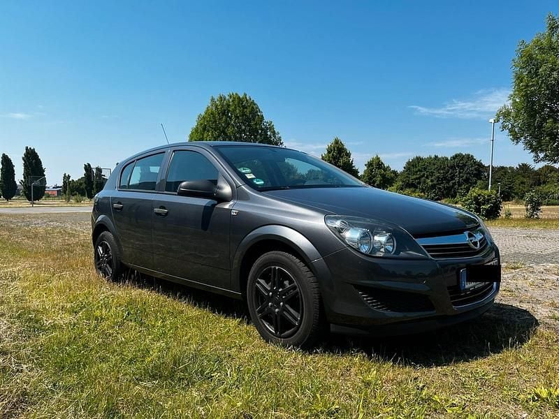 Grau Gebraucht 2009 Opel Astra Limousine | 1.200 € (Superpreis) - Bild 1/4