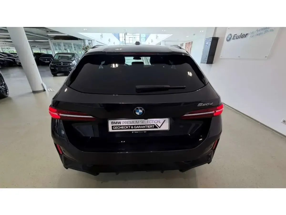 Gebraucht BMW 520 M Sport 197 PS (144 kW) 2025 Grau Kombi