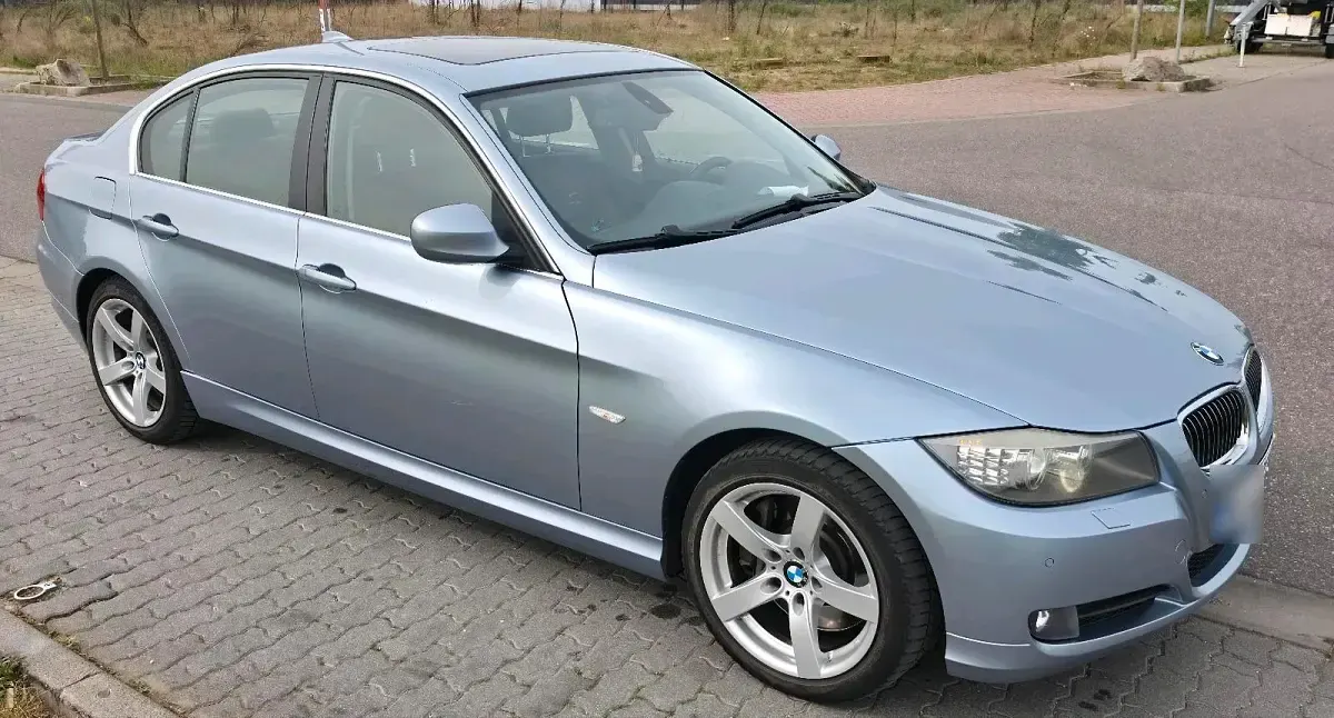Second-hand BMW 330 245 CP (180 kW) 2009 Albastru Berlinǎ