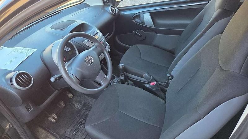 Gebraucht Toyota Aygo 68 PS (50 kW) 2012 Grau Kleinwagen