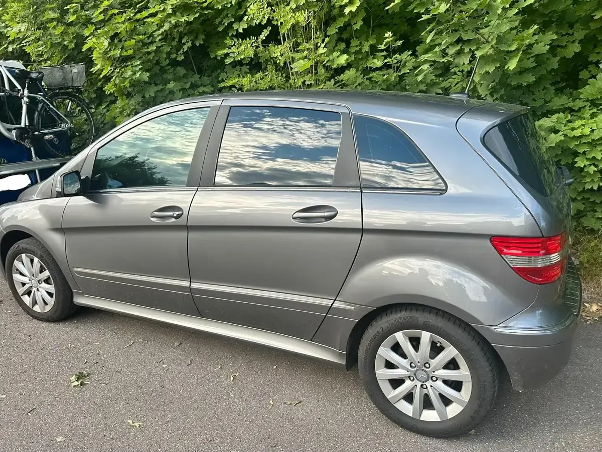 Gebraucht Mercedes B200 140 PS (102 kW) 2011 Grau Kleinwagen