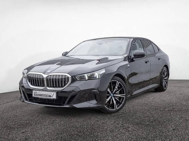Saphirschwarz Gebraucht 2024 BMW 550e M Sport Limousine | 75.950 € (Guter Preis) - Bild 1/4