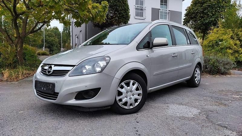 Silber Gebraucht 2011 Opel Zafira Design Edition Van / Kleinbus | 3.200 € (Guter Preis) - Bild 1/4