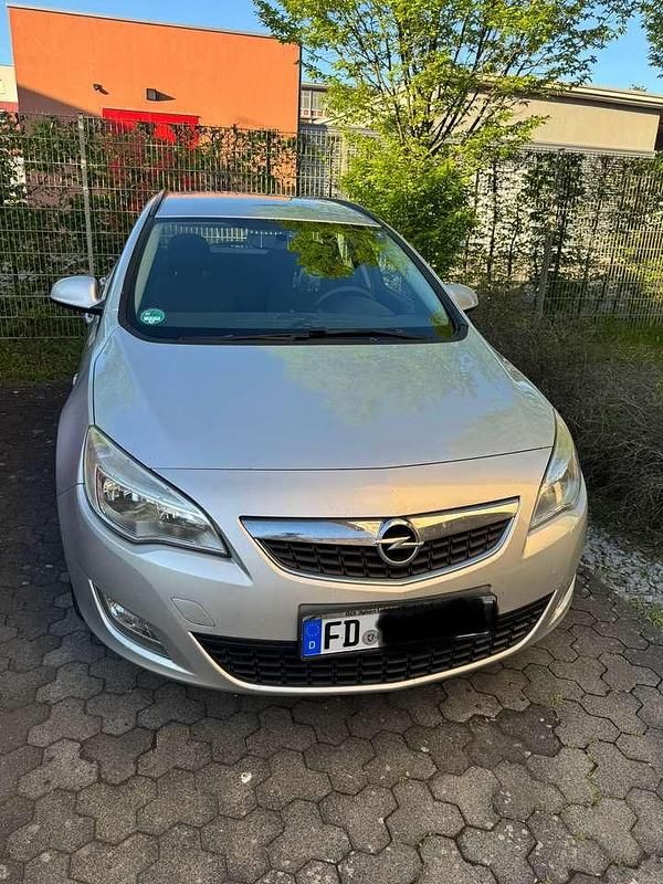 Silber Gebraucht 2011 Opel Astra Edition Kombi | 2.600 € (Teuer) - Bild 1/4