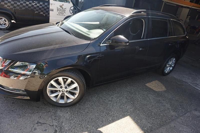 Schwarz Gebraucht 2017 Skoda Octavia Style Kombi | 11.590 € - Bild 1/4