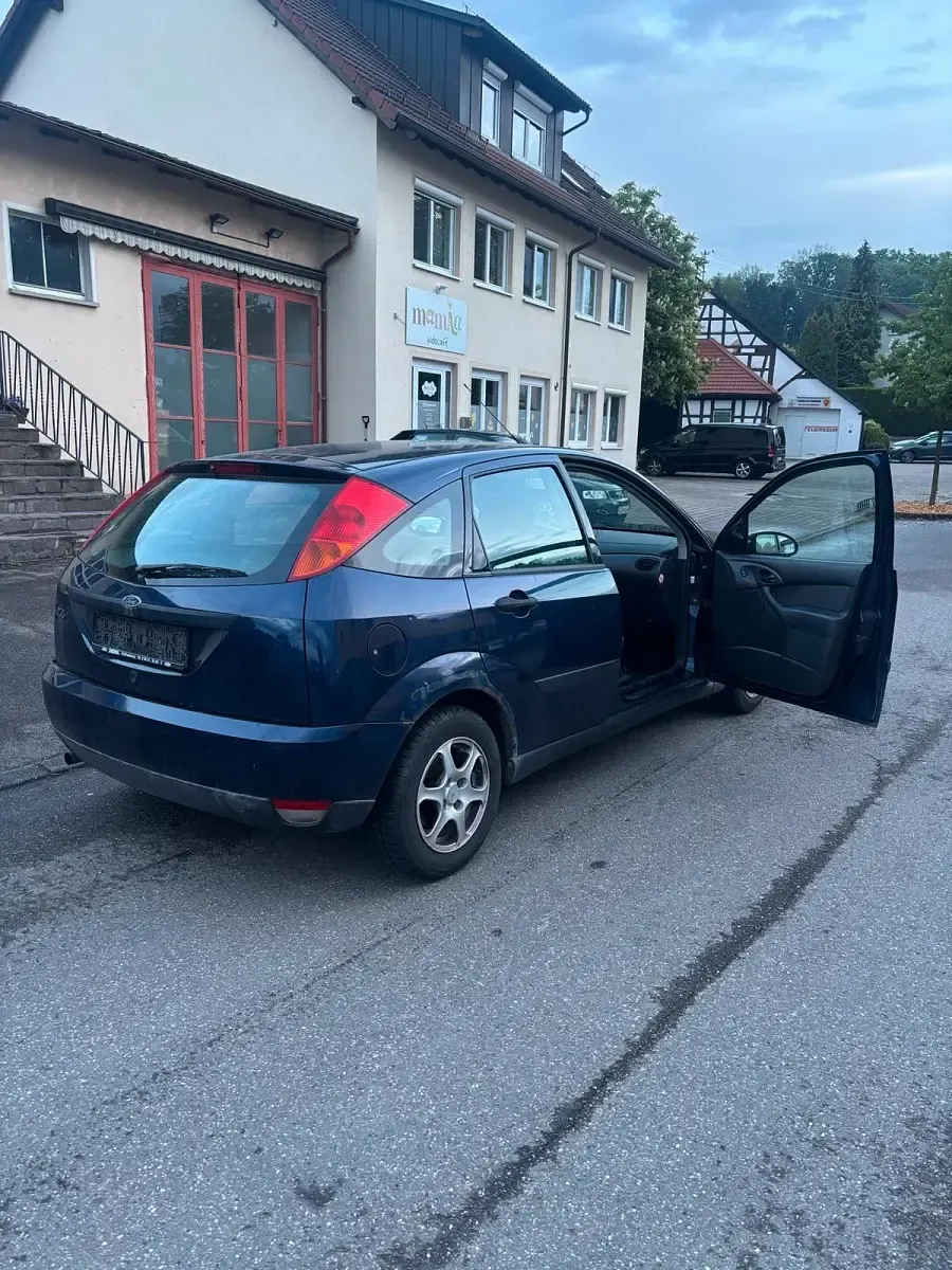 Gebraucht Ford Focus 101 PS (74 kW) 2002 Blau Kleinwagen