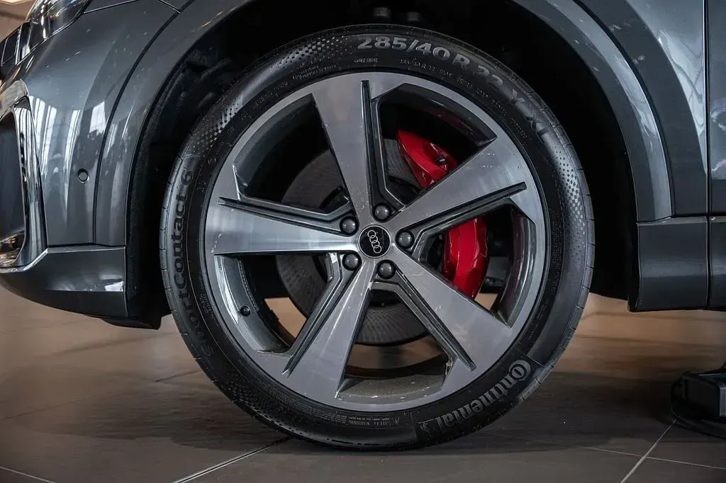 Neu Audi Q8 Sport 394 PS (289 kW) 2026 Grau SUV