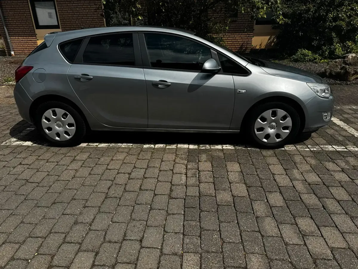 Gebraucht Opel Astra Design Edition 116 PS (85 kW) 2011 Grau Kleinwagen